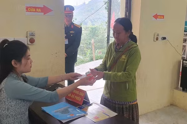 Nhiều cử tri ở xa phải đi bộ đường rừng cả giờ đồng hồ để đến nơi bỏ phiếu.