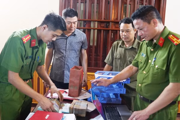 Lực lượng chức năng thi hành lệnh khám xét nơi ở, nơi làm việc của Hoàng Mạnh Linh. 