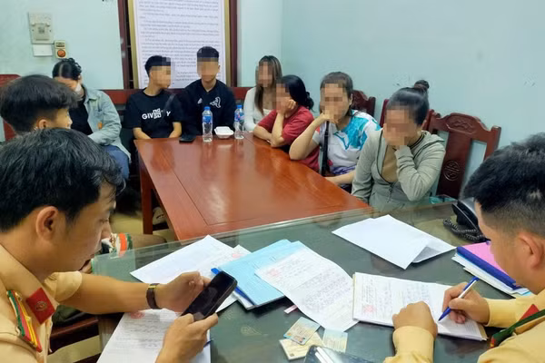 Lực lượng CSGT làm việc với thanh, thiếu niên vi phạm và đại diện người thân của các đối tượng.