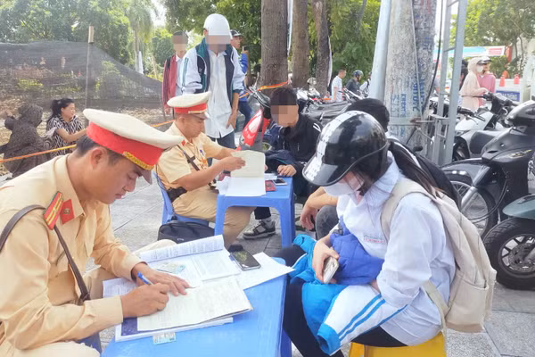 CSGT Thanh Hoá xử lý học sinh vi phạm.