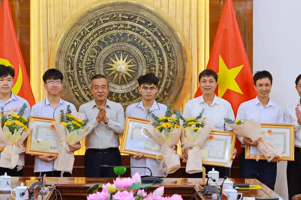 Lãnh đạo tỉnh Thanh Hoá trao Bằng khen của Chủ tịch UBND tỉnh và tặng hoa chúc mừng học sinh đoạt giải và các thầy giáo có học sinh đoạt giải.