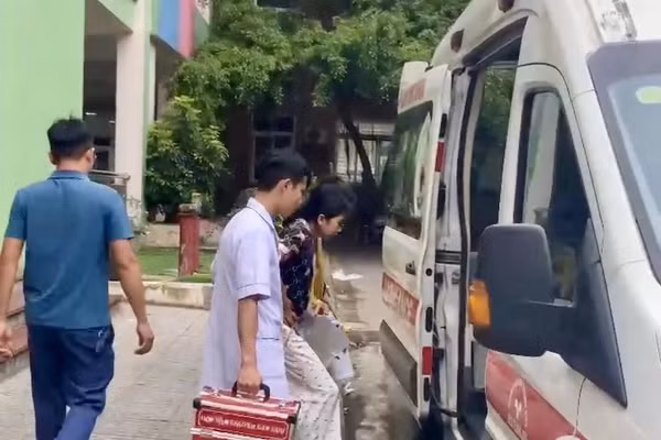 Thí sinh được xe cứu thương đưa đến điểm thi.
