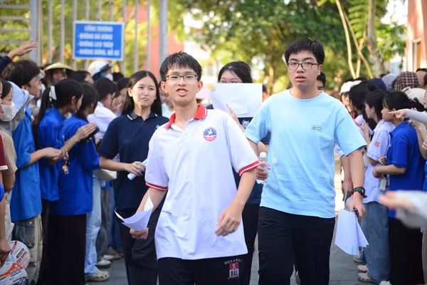 Thí sinh dự thi vào Trường THPT chuyên Lam Sơn.