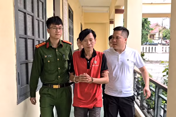 Bắt giữ Huỳnh Ngọc Hiền. 
