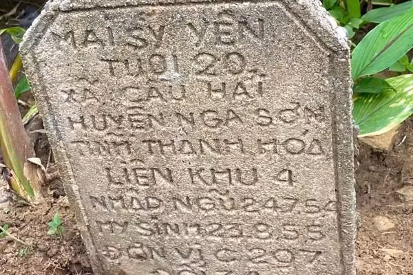 Bia mộ liệt sĩ Mai Sỹ Yên được người dân Lai Châu phát hiện trong rừng đang chờ ngành chức năng xác minh.