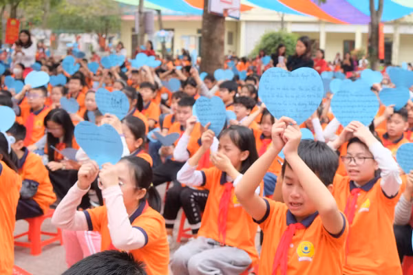 Một tiết học trải nghiệm ngoài giờ chính khóa của học sinh Trường Tiểu học Minh Khai 1 (Phường Hạc Thành, Thanh Hoá).