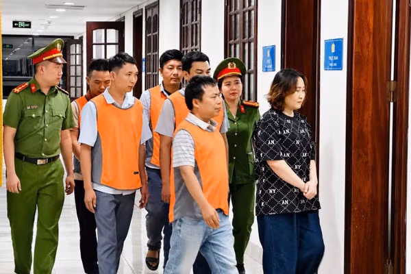 Các bị can làm việc tại cơ quan công an.