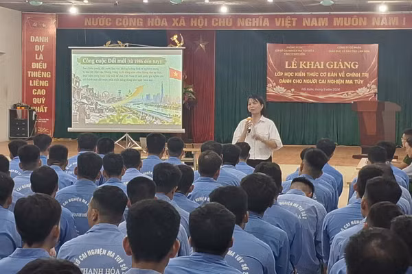 Học viên tham gia buổi tuyên truyền, giáo dục pháp luật, kỹ năng tái hòa nhập cộng đồng.