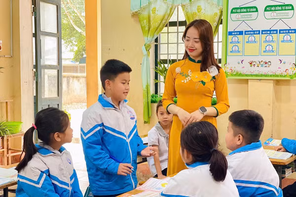 Cô giáo Bùi Mai Anh mong muốn giúp học sinh miền núi tiếp cận kỹ năng số.