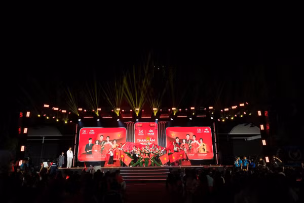 Đêm nhạc 'Thanh âm tự hào' lan toả tình yêu Tổ quốc tại Hệ thống Giáo dục Nobel School.