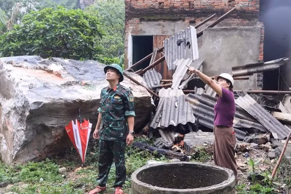 Tảng đá sạt xuống nhà chị Th. đè bẹp gian bếp.
