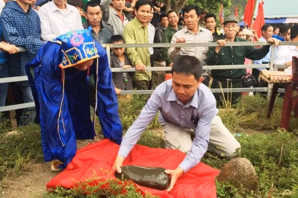 Lễ hội Mường Xia và tục rước hòn đá vía.