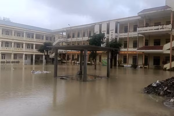 Trường Tiểu học Thiệu Dương bị ngập nước sau cơn bão Kajiki