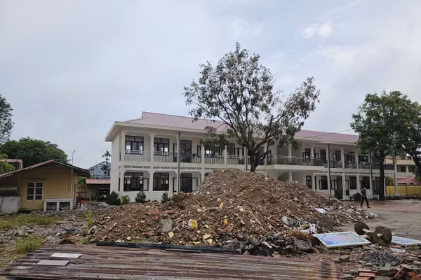 Đống chất thải án ngữ giữa sân trường nhiều tháng qua.