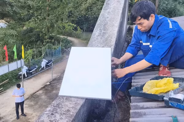 Cán bộ viễn thông lắp đặt thiết bị tại vùng lõm sóng ở xã Quang Chiểu.