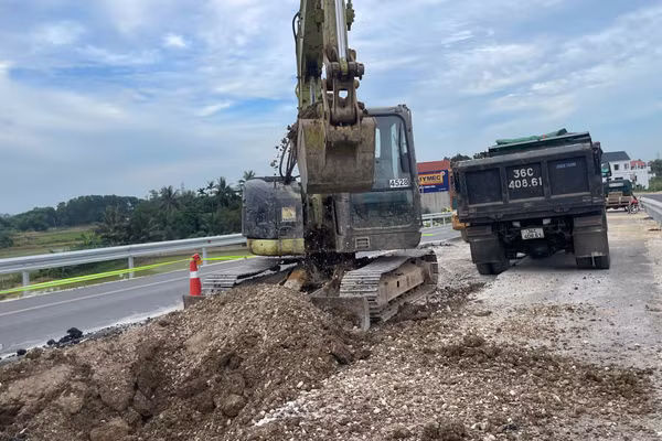 Nhà thầu đang cho máy móc xử lý lại vùng lún, bong tróc.