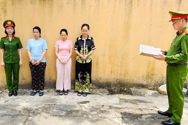 Các chủ tiệm vàng vừa bị khởi tố. 