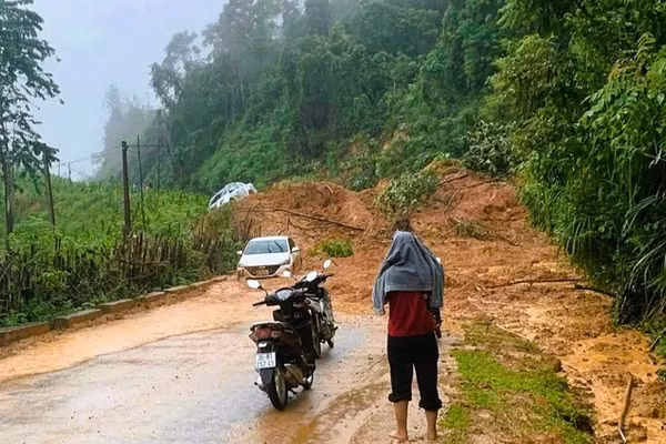 Hiện trường sạt lở đất khiến 3 ô tô gặp nạn.