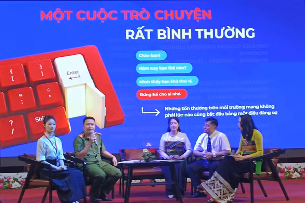 Các đại biểu phân tích những tình huống xảy ra trên không gian mạng giúp học sinh nhận diện cạm bẫy.