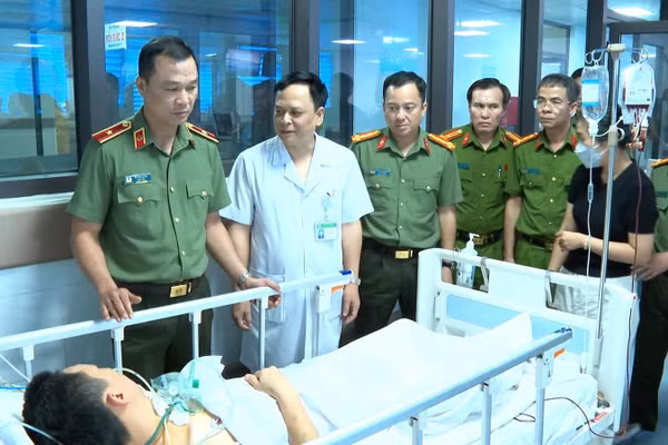 Thiếu tướng Tô Anh Dũng, Giám đốc Công an tỉnh Thanh Hoá cùng lãnh đạo Công an tỉnh thăm hỏi, động viên Trung tá Phạm Ngọc Khánh.
