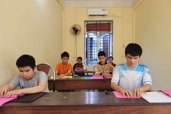 Những đứa trẻ khiếm thị nỗ lực học chữ ở Trung tâm Giáo dục dạy nghề, Hội người mù tỉnh Thanh Hoá.