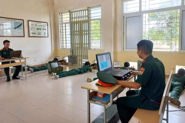 Học viên Trung tâm GDQPAN, Trường Đại học Hồng Đức trong giờ học với máy bắn tập MBT-03 đồng bộ máy tính.