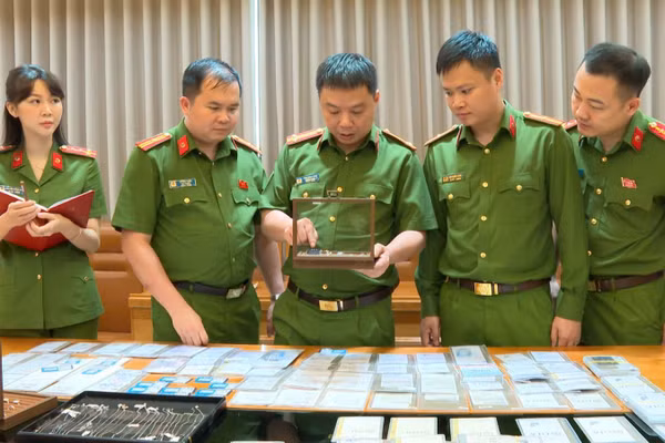 Công an tỉnh Thanh Hoá kiểm tra tang vật vụ án.