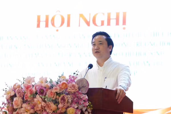 Giám đốc Sở GD&ĐT Đỗ Đức Quế phát biểu khai mạc hội nghị.
