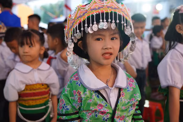 Trong những bộ trang phục truyền thống của đồng bào Thái, Mường, Mông các em nhỏ rạng rỡ, háo hức trước năm học mới.