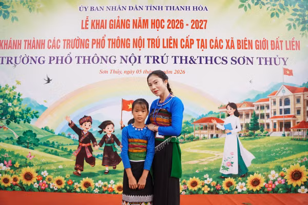 Hà Thu Hương đến trường sớm dự lễ khai giảng.