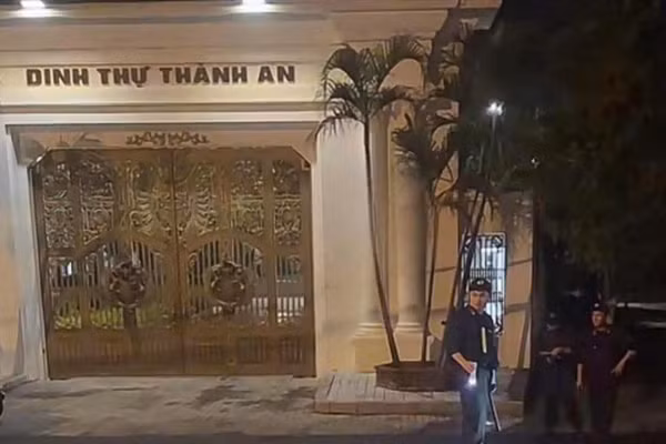 Cảnh sát có mặt tại dinh thự Thành An.