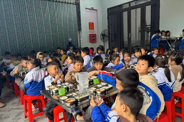 Thanh Hóa mua sắm sách giáo khoa cho học sinh 6 trường nội trú vùng biên giới