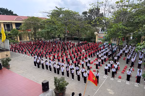 Giờ chào cờ của học sinh Trường Tiểu học và THCS Quang Trung (Nguồn: tác giả)