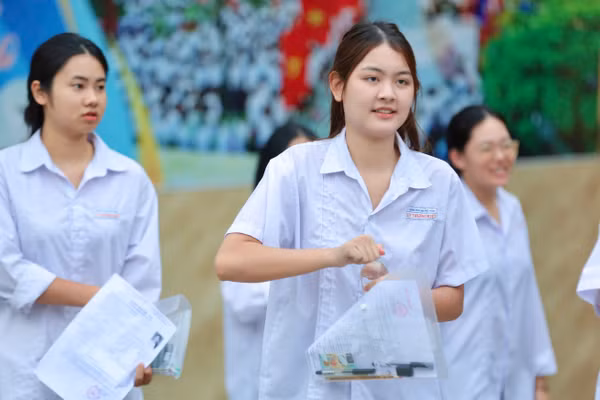 Thí sinh Thanh Hoá tự tin bước vào môn thi đầu tiên. Ảnh: Nguyễn Thùy