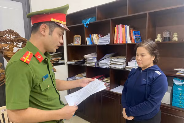 Cơ quan Cảnh sát điều tra Công an tỉnh tống đạt Quyết định khởi tố đối với Lê Thị Thanh Thuỷ về tội trốn thuế.
