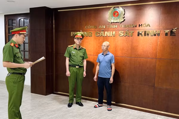 Cơ quan CSĐT đọc Lệnh khởi tố Nguyễn Sĩ Phương, Giám đốc Công ty TNHH Thương mại Dịch vụ Phương Tùng Ly.