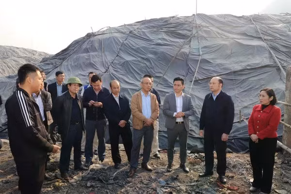 Phó Chủ tịch UBND tỉnh Thanh Hoá Cao Văn Cường kiểm tra thực tế tại khu xử lý rác thải.