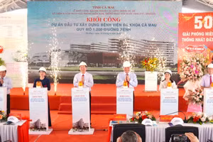 Lãnh đạo tỉnh Cà Mau bấm nút khởi công Dự án đầu tư xây dựng Bệnh viện đa khoa Cà Mau quy mô 1.200 giường bệnh.