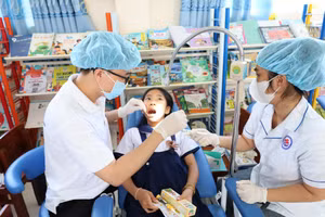 Một học sinh được thăm khám nha.