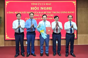 Lãnh đạo tỉnh chúc mừng ông Nguyễn Văn Nguyên, Giám đốc Sở Giáo dục và Đào tạo.