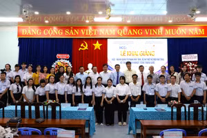Đại biểu chụp ảnh cùng học viên tham gia khóa học. Ảnh: QM.