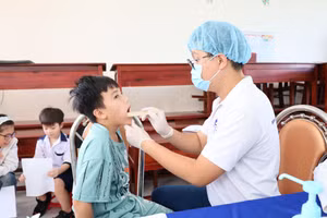 Nhân viên y tế thăm khám nha cho học sinh.