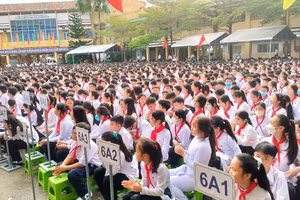 Giờ chào cờ tại Trường THPT Hồ Thị Kỷ (TP Cà Mau).