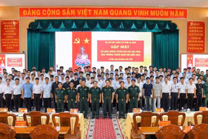 Thủ trưởng Bộ CHQS tỉnh Cà Mau chụp ảnh lưu niệm cùng 121 tân sinh viên.