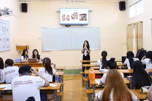Sinh viên BDU Cà Mau thực hành môn tiếng Anh chuyên ngành.