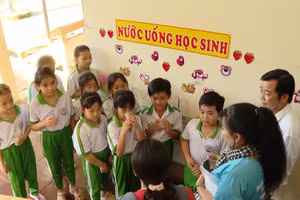 Cơ quan chức năng kiểm tra việc sử dụng gói hỗ trợ đầu tư hệ thống lọc nước sạch tại các điểm trường.