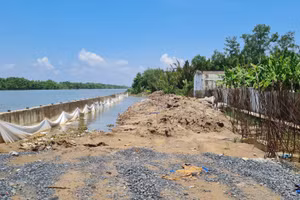 Sạt lở bờ sông đoạn thuộc địa bàn thị xã Giá Rai, Bạc Liêu.