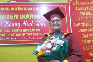Mai Hoàng Minh Hiếu tại lễ tuyên dương của UBND huyện Đầm Dơi.
