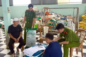 Đối tượng Hứa Văn Chọn (áo đen) làm việc với cơ quan chức năng. Ảnh CTV.