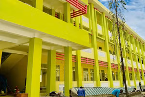 Trường Tiểu học Phùng Ngọc Liêm (phường Bạc Liêu) gấp rút hoàn thành sửa chữa, chỉnh trang chào đón năm học mới.